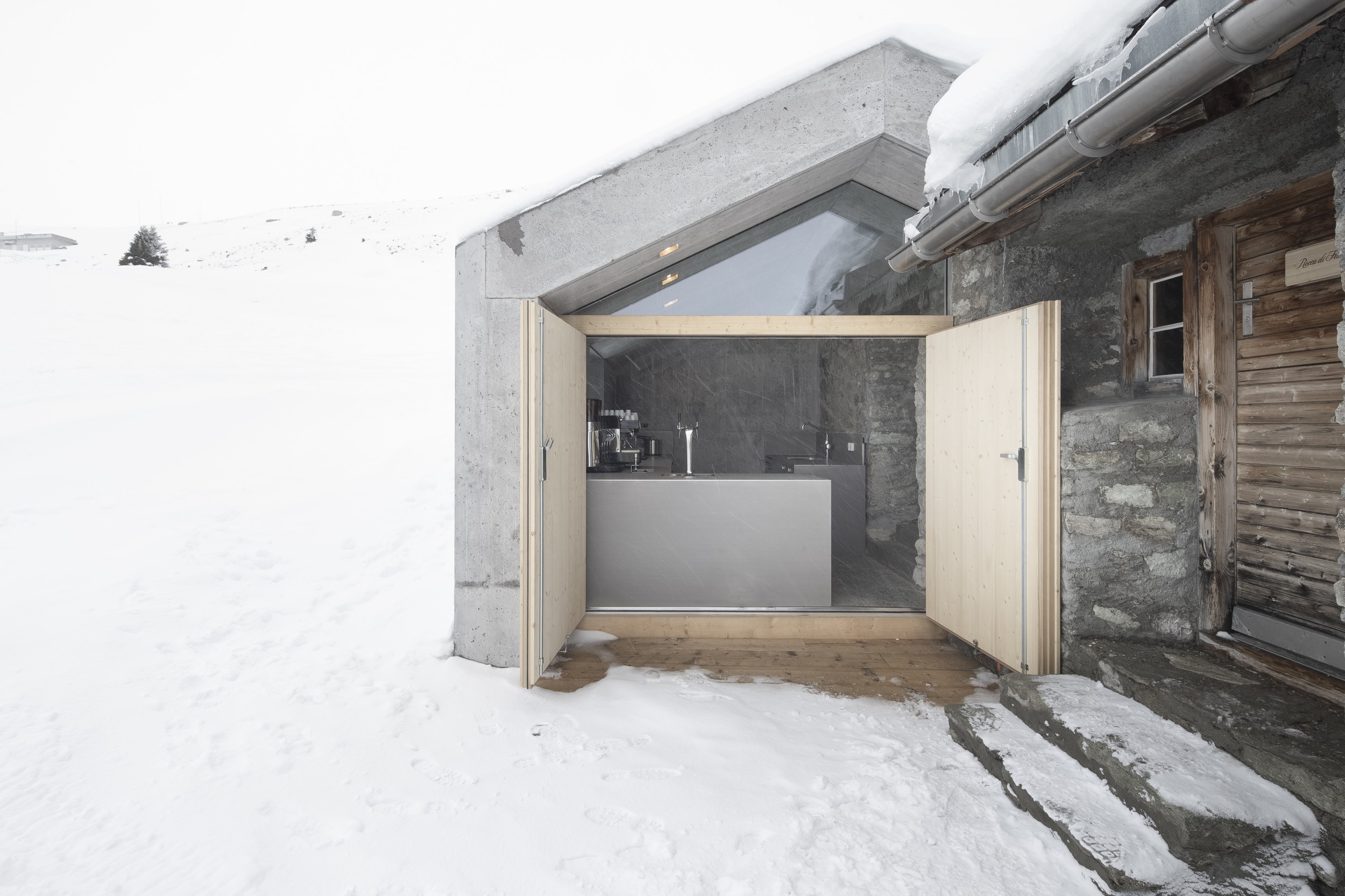 Schneebedecktes Bardesign, innovative Steinbedeckung